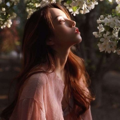 2021年最流行的手很嫩的女生头像图片
