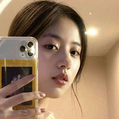 2021对镜子拍女生头像图片