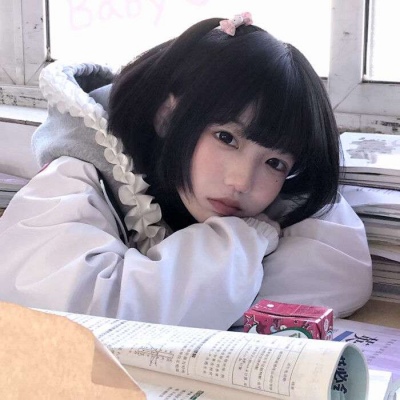 唯美qq头像女生侧面长发戴帽子图片