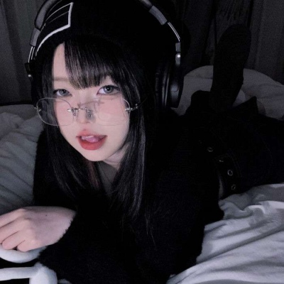 唯美qq头像女生侧面长发戴帽子图片