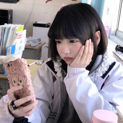 唯美qq头像女生侧面长发戴帽子图片