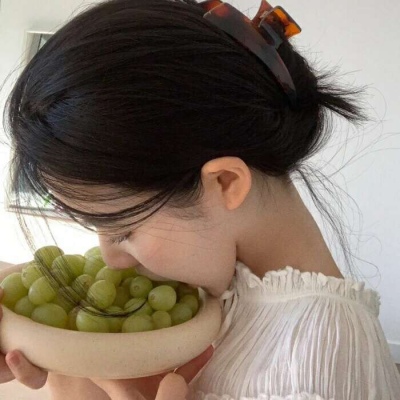 不带字短发女生头像图片