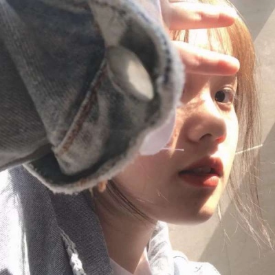 网图女生头像黑白侧身背影图片