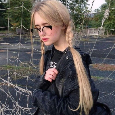 2021好看的头像图片欧美超萌双麻花辫女生头像动漫图片