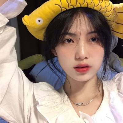 宝藏骚气头像女生头像露背图片