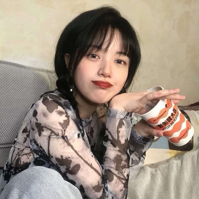 宝藏骚气头像女生头像露背图片