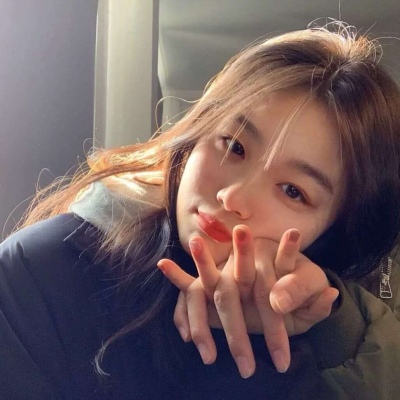 宝藏骚气头像女生头像露背图片