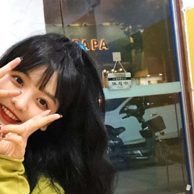 宝藏骚气头像女生头像露背图片