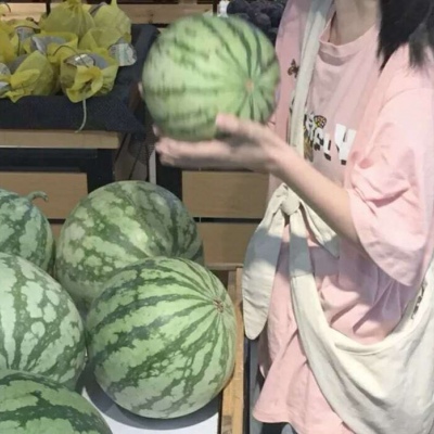 牛油果绿学生党女生头像自拍图片