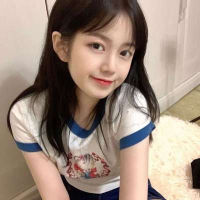 超好看的2021高清美地铁女生真人头像图片