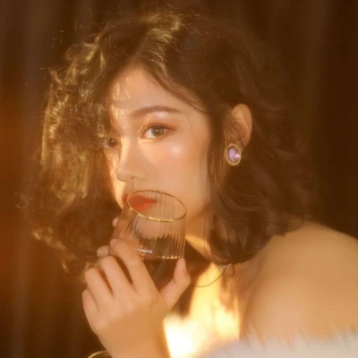高清唯美有意境的白月光女生摸男友腹肌的情侣头像图片