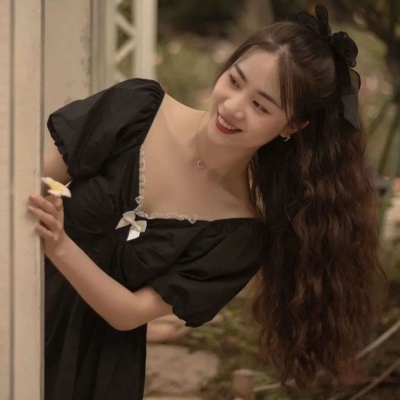 高清唯美有意境的白月光女生摸男友腹肌的情侣头像图片