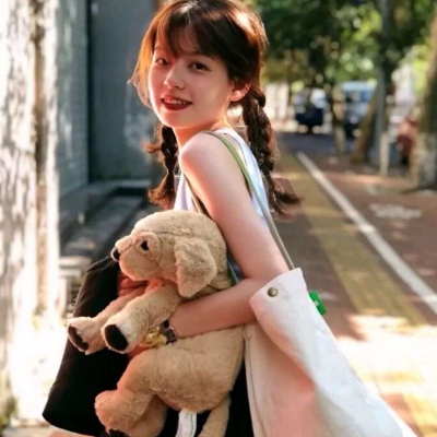高清唯美有意境的白月光女生摸男友腹肌的情侣头像图片