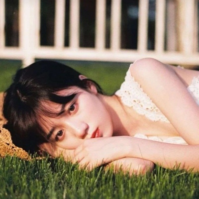 高清唯美有意境的白月光女生摸男友腹肌的情侣头像图片