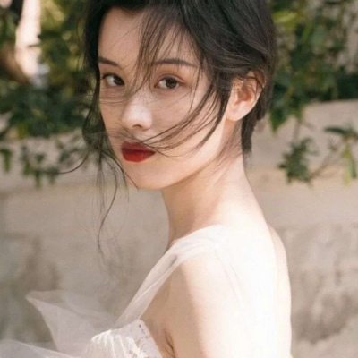 高清唯美有意境的白月光女生摸男友腹肌的情侣头像图片