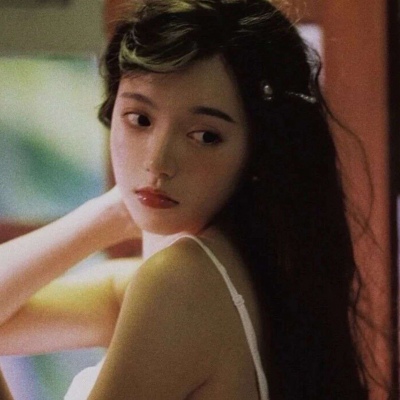 高清唯美有意境的白月光女生摸男友腹肌的情侣头像图片