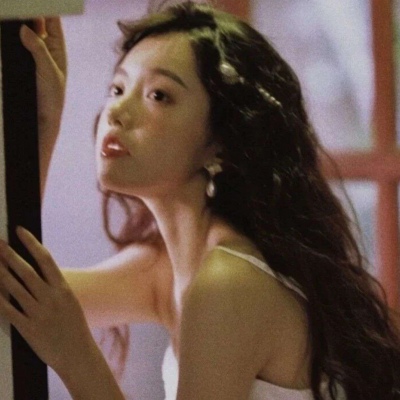 高清唯美有意境的白月光女生摸男友腹肌的情侣头像图片