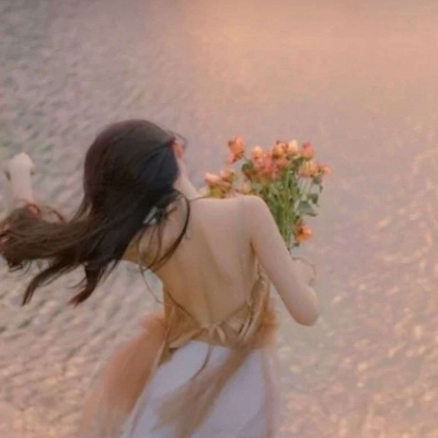 高清唯美有意境的白月光女生摸男友腹肌的情侣头像图片