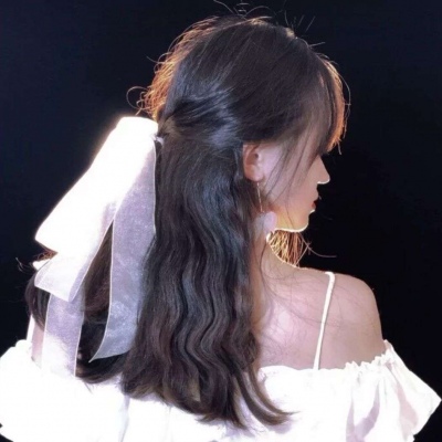 高清唯美有意境的白月光女生摸男友腹肌的情侣头像图片