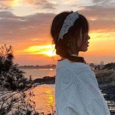 高清唯美有意境的白月光女生摸男友腹肌的情侣头像图片