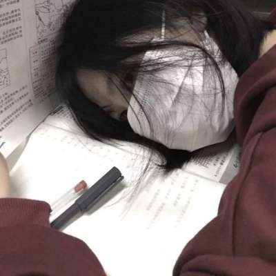 真人好看带口罩的穿红衣的女生头像图片