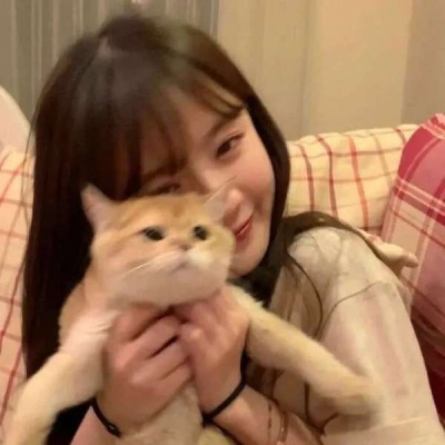 漂亮好看ins抱猫的红色系女生头像性感图片