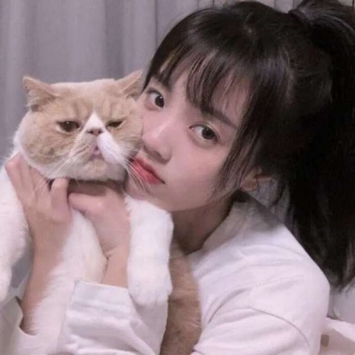 漂亮好看ins抱猫的红色系女生头像性感图片