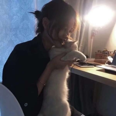漂亮好看ins抱猫的红色系女生头像性感图片