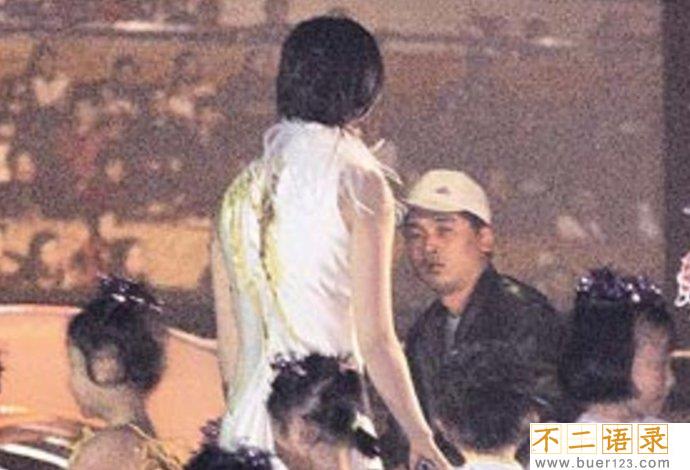 赵薇被泼粪事件 赵薇为什么穿日本军旗图片