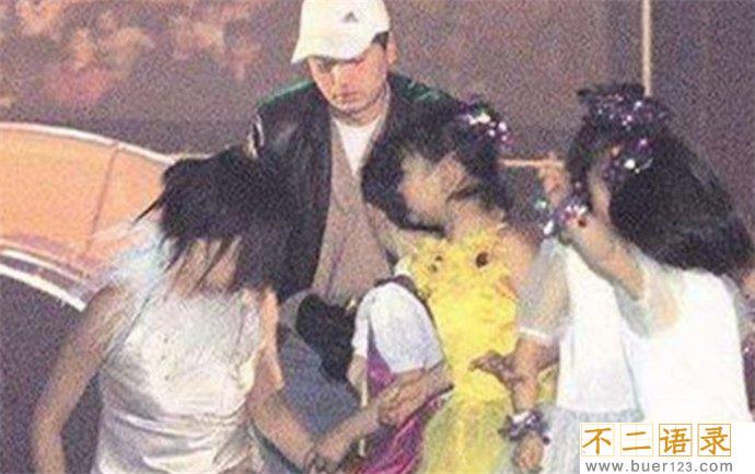 赵薇被泼粪事件 赵薇为什么穿日本军旗图片