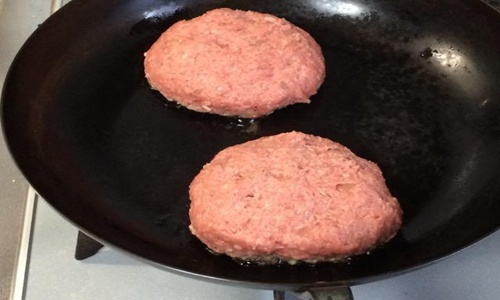 牛肉汉堡的做法 家庭自制牛肉汉堡超简便适合做早餐图片