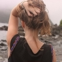 海边唯美女生头像 在海滩的漂亮欧美女生背影头像图片
