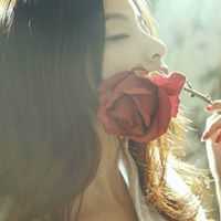 嘴刁玫瑰花的女生头像 嘴咬玫瑰花,手拿玫瑰花的QQ女生头像图片