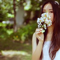 嘴刁玫瑰花的女生头像 嘴咬玫瑰花,手拿玫瑰花的QQ女生头像图片