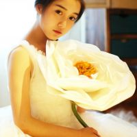 嘴刁玫瑰花的女生头像 嘴咬玫瑰花,手拿玫瑰花的QQ女生头像图片