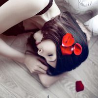 嘴刁玫瑰花的女生头像 嘴咬玫瑰花,手拿玫瑰花的QQ女生头像图片