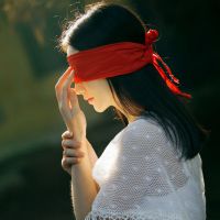 嘴刁玫瑰花的女生头像 嘴咬玫瑰花,手拿玫瑰花的QQ女生头像图片