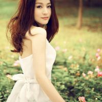 嘴刁玫瑰花的女生头像 嘴咬玫瑰花,手拿玫瑰花的QQ女生头像图片