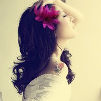 嘴刁玫瑰花的女生头像 嘴咬玫瑰花,手拿玫瑰花的QQ女生头像图片