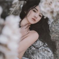 嘴刁玫瑰花的女生头像 嘴咬玫瑰花,手拿玫瑰花的QQ女生头像图片