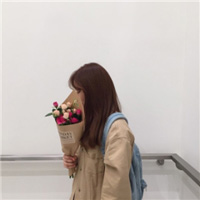 手捧花的长发女生头像 2020非主流唯美清新图片