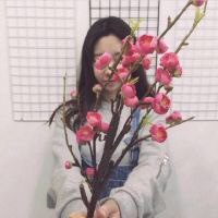 手捧花的长发女生头像 2020非主流唯美清新图片
