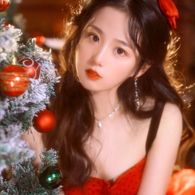 高清唯美好看的圣诞头像抱着东西的女生动漫头像图片