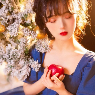 高清唯美好看的圣诞头像抱着东西的女生动漫头像图片