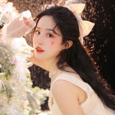 高清唯美好看的圣诞头像抱着东西的女生动漫头像图片