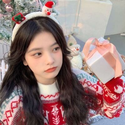 高清唯美好看的圣诞头像抱着东西的女生动漫头像图片