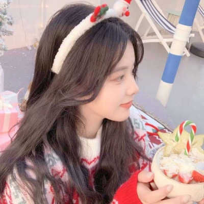 高清唯美好看的圣诞头像抱着东西的女生动漫头像图片