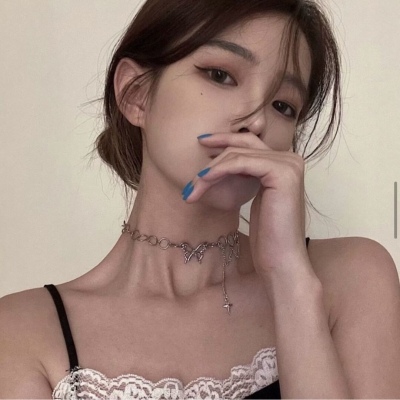 高清真人头像一个女生站在路边的头像图片