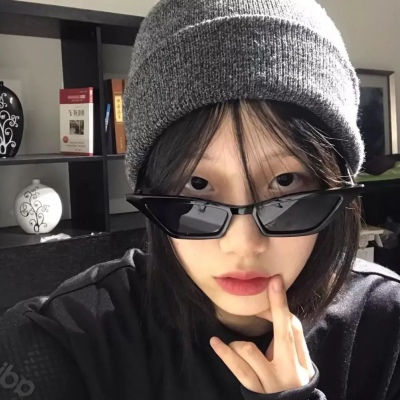 高清真人头像一个女生站在路边的头像图片
