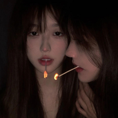 高清真人头像一个女生站在路边的头像图片
